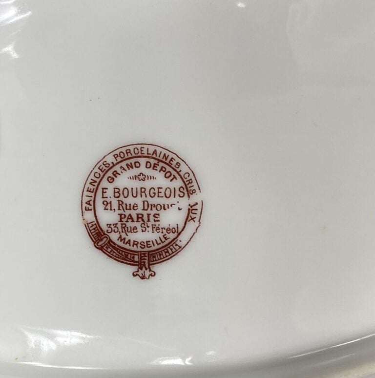 E. BOURGEOIS, PARIS - Partie de service de table en porcelaine à bord polylobé…