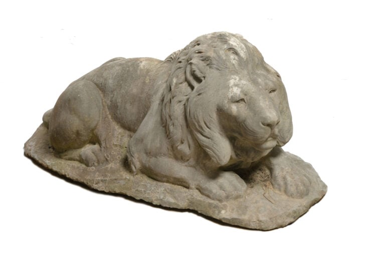 École française du XIXe siècle - Lions couchés - Paire de sculptures en marbre…