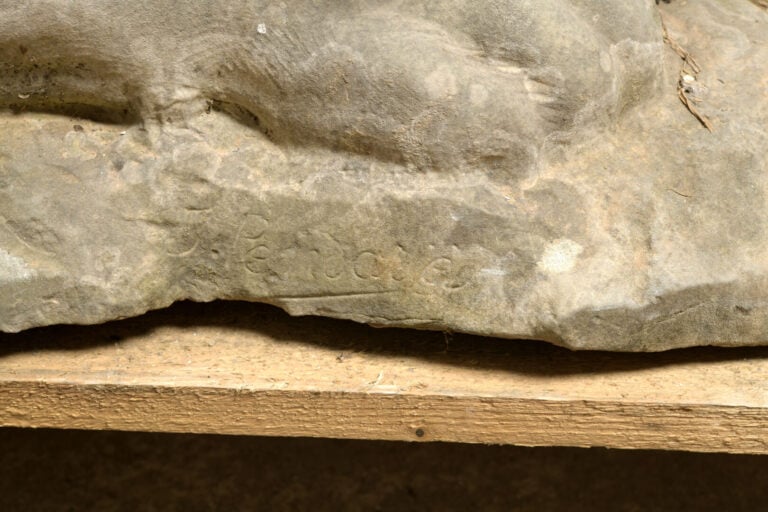 École française du XIXe siècle - Lions couchés - Paire de sculptures en marbre…
