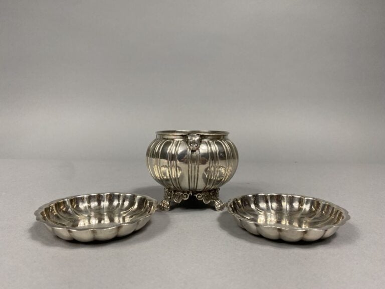 Ensemble d'objets de vitrine en argent (800) comprenant deux coupelles à décor…