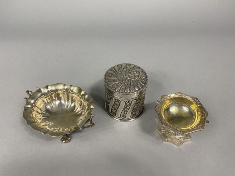 Ensemble d'objets de vitrine en argent (800) comprenant une boîte couverte à dé…