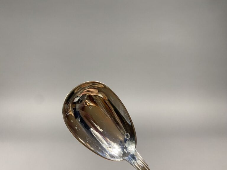 Ensemble d'objets de vitrine en argent (925) comprenant deux petites assiettes…
