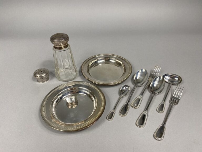 Ensemble d'objets de vitrine en argent (925) comprenant deux petites assiettes…