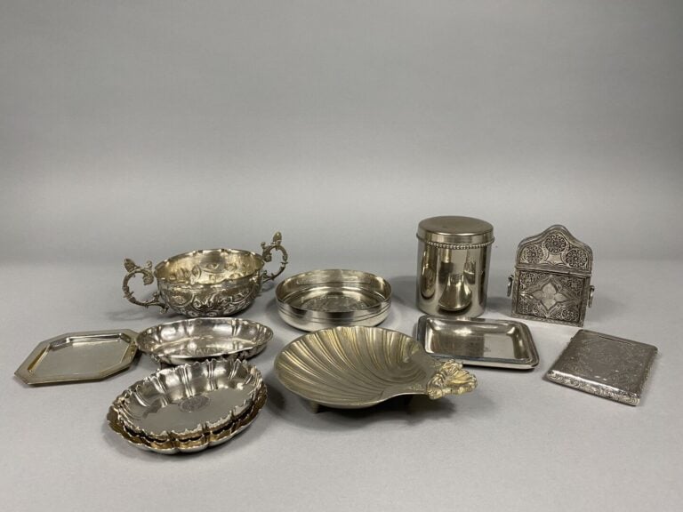 Ensemble d'objets de vitrine en métal argenté comprenant une coupe à décor au r…