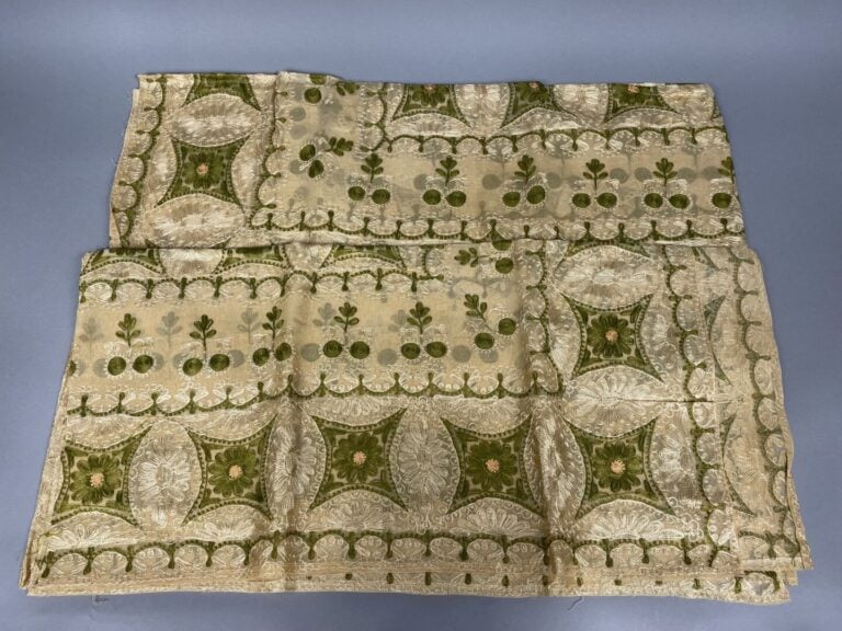 Ensemble de 2 grandes nappes de forme carrée en organdi marron à décor brodé da…