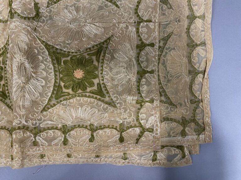 Ensemble de 2 grandes nappes de forme carrée en organdi marron à décor brodé da…