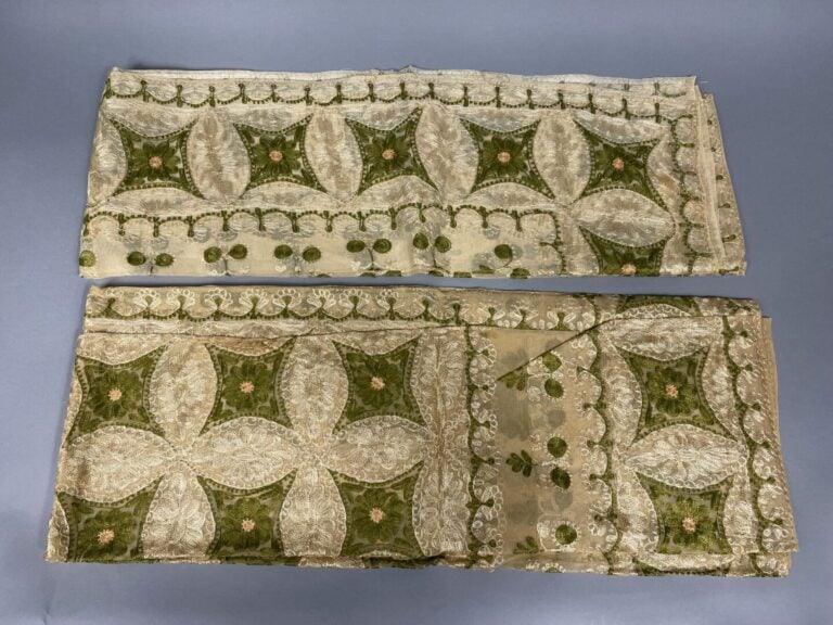 Ensemble de 2 grandes nappes de forme carrée en organdi marron à décor brodé da…