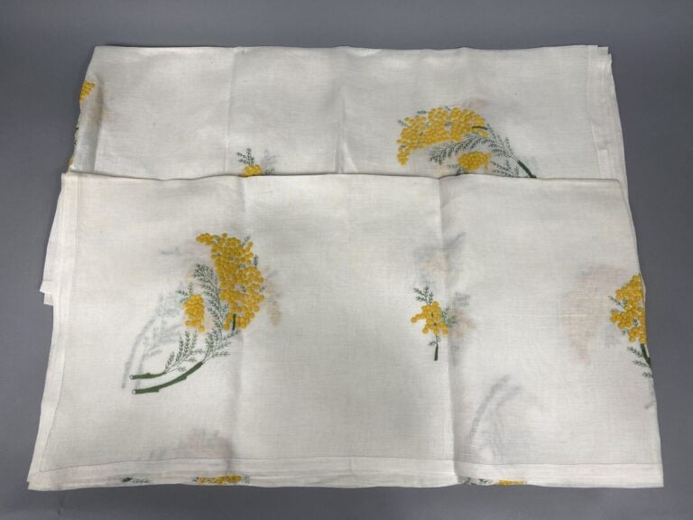 Ensemble de 2 grandes nappes de forme rectangulaire en organdi blanc à décor br…