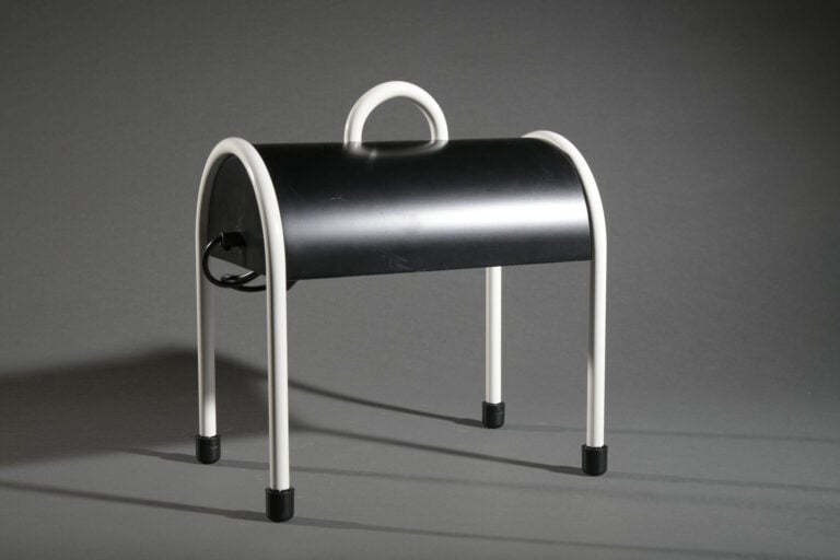 ETTORE SOTTSASS, éditée par STILNOVO - Lampe de table modèle "Valigia" en métal…
