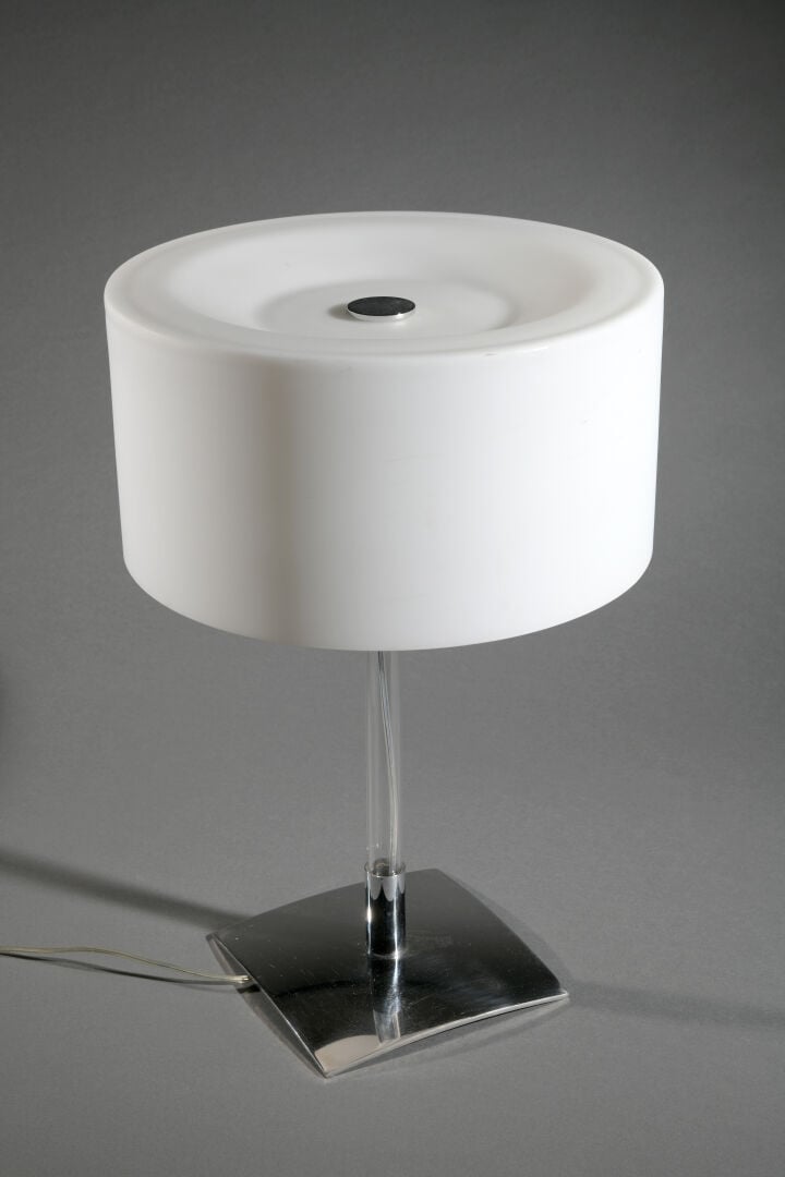FONTANA ARTE - Lampe de table en verre reposant une sur base carrée en acier, a…