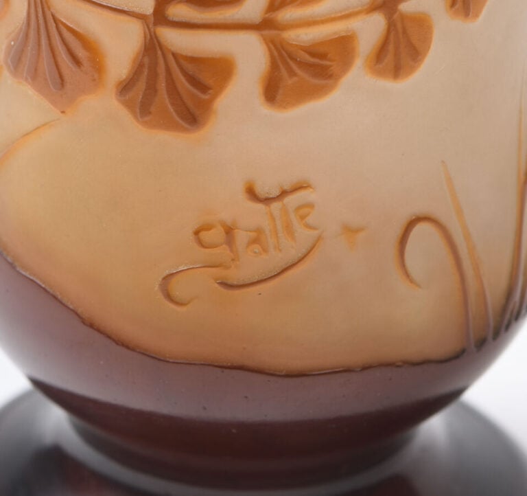 Gallé (1846-1904). Vase piriforme en verre à décor gravé à l'acide de motifs en…