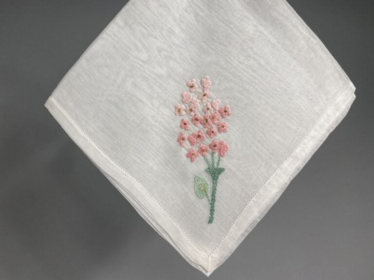Grande nappe de forme rectangulaire à décor brodé de branchages fleuris de fleu…