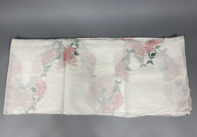 Grande nappe de forme rectangulaire à décor brodé de branchages fleuris de fleu…
