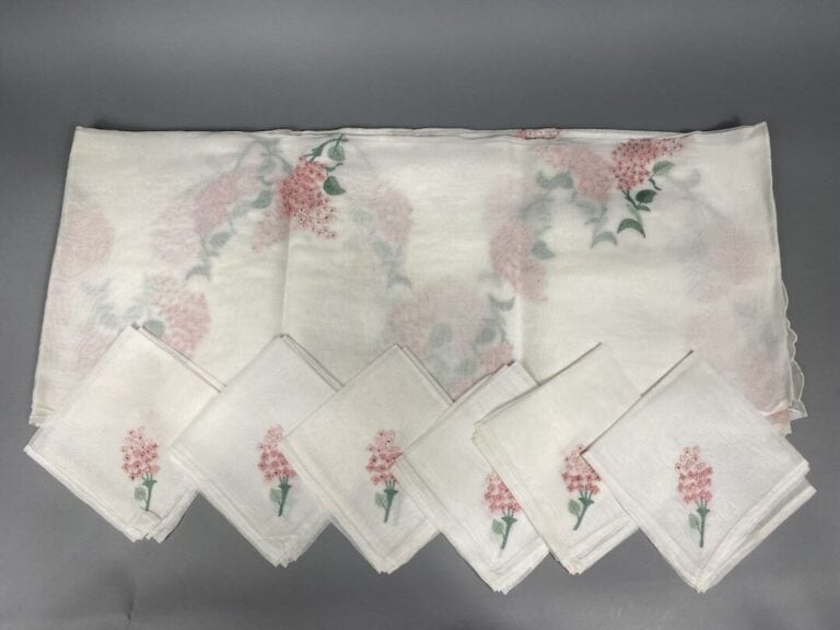 Grande nappe de forme rectangulaire à décor brodé de branchages fleuris de fleu…