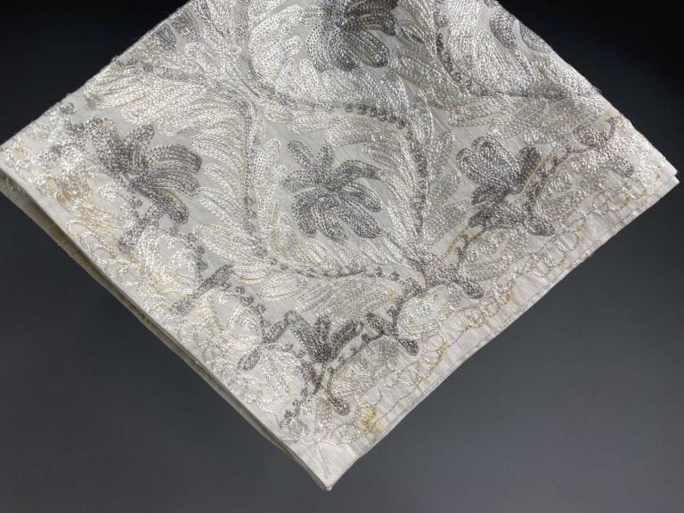 Grande nappe de forme rectangulaire en toile de Damas blanc à décor brodé dans…