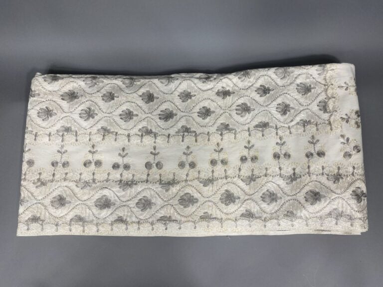 Grande nappe de forme rectangulaire en toile de Damas blanc à décor brodé dans…