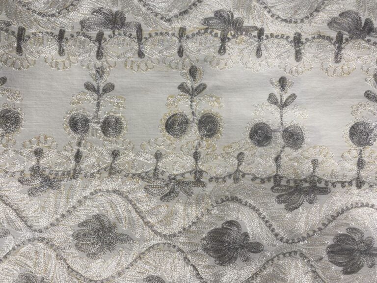 Grande nappe de forme rectangulaire en toile de Damas blanc à décor brodé dans…