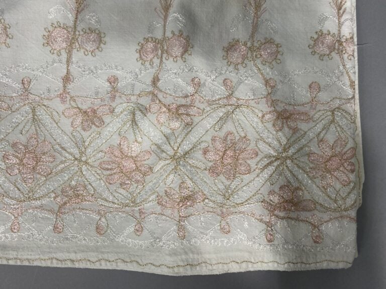 Grande nappe de forme rectangulaire en toile de Damas blanc à décor brodé dans…