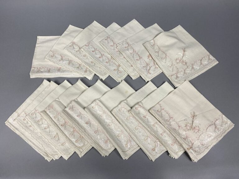 Grande nappe de forme rectangulaire en toile de Damas blanc à décor brodé dans…