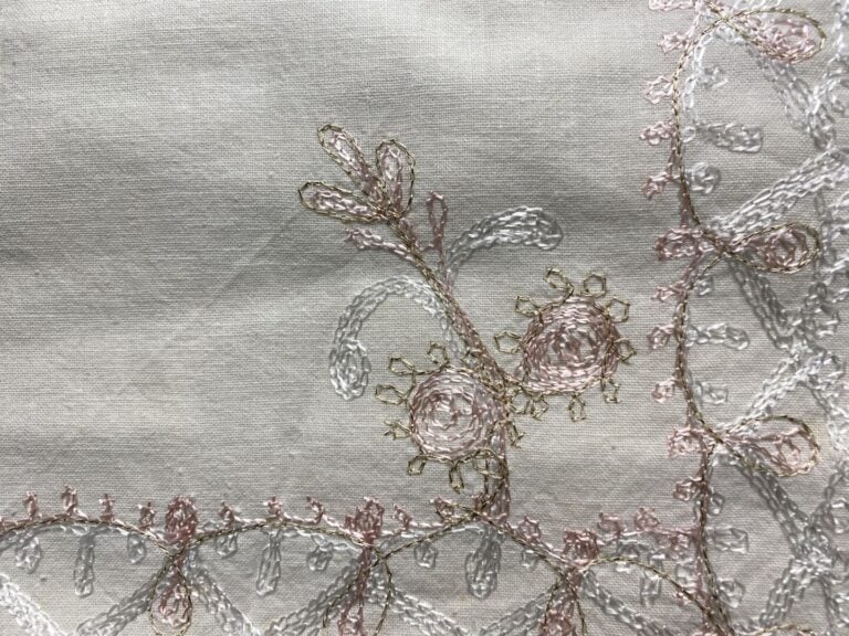 Grande nappe de forme rectangulaire en toile de Damas blanc à décor brodé dans…