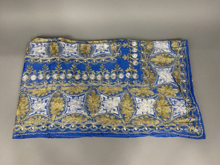Grande nappe de forme rectangulaire en toile de Damas bleu à décor brodé dans l…