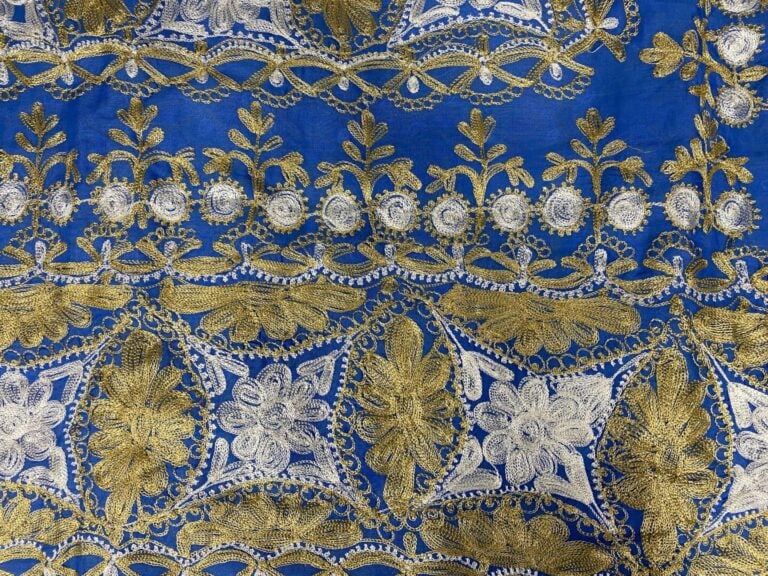 Grande nappe de forme rectangulaire en toile de Damas bleu à décor brodé dans l…