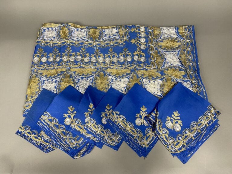 Grande nappe de forme rectangulaire en toile de Damas bleu à décor brodé dans l…