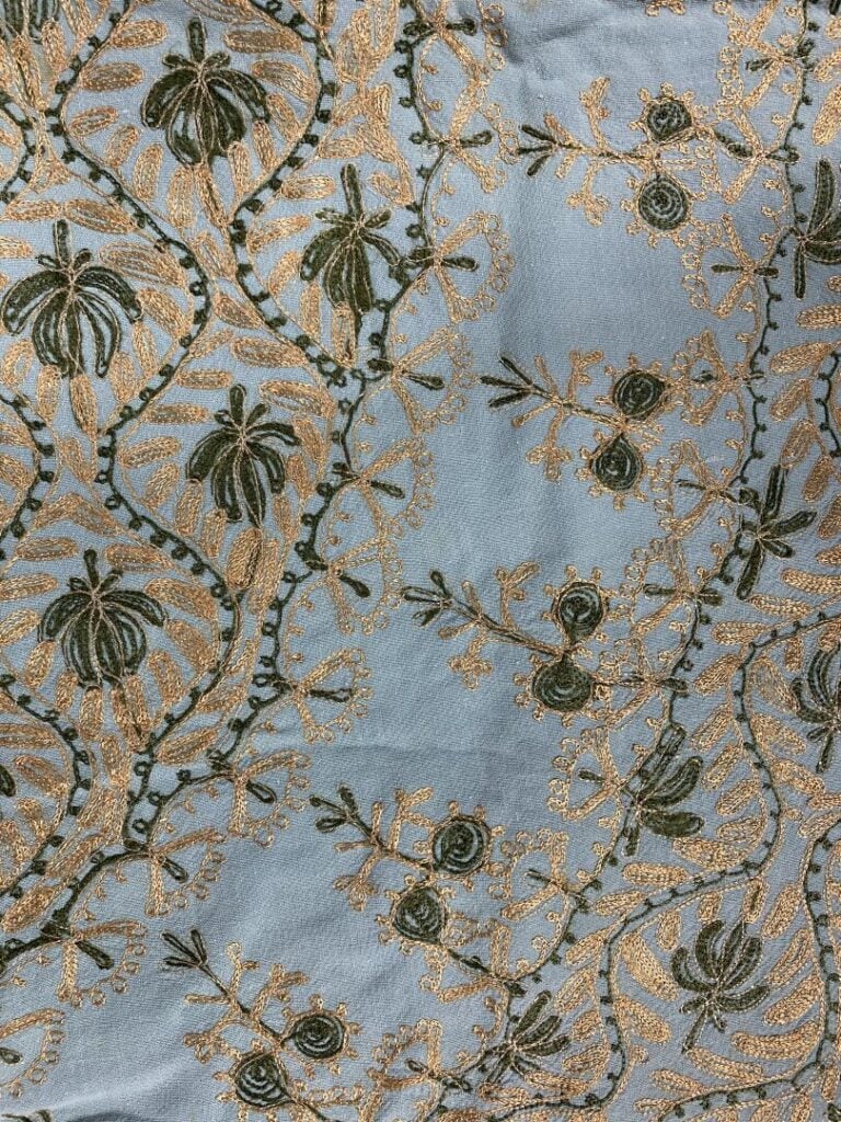 Grande nappe de forme ronde en coton bleu-vert à décor brodé dans les tons vert…