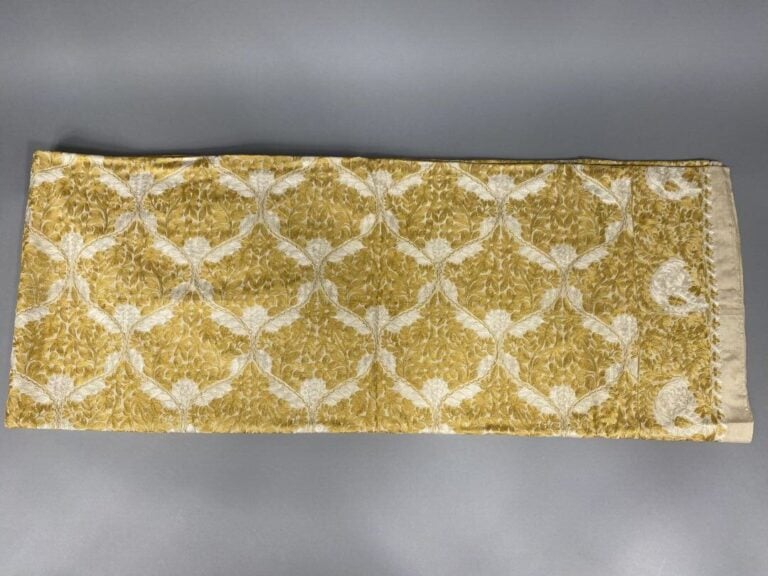 Grande nappe en soie beige à décor brodé dans les tons beige et doré de motifs…