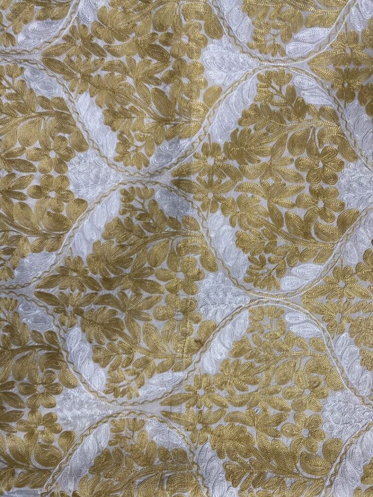 Grande nappe en soie beige à décor brodé dans les tons beige et doré de motifs…