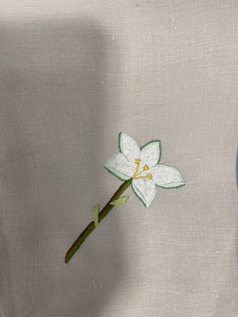 Grande nappe en toile beige brodé de fleurs blanches - 85 x 225 cm - On joint 1…