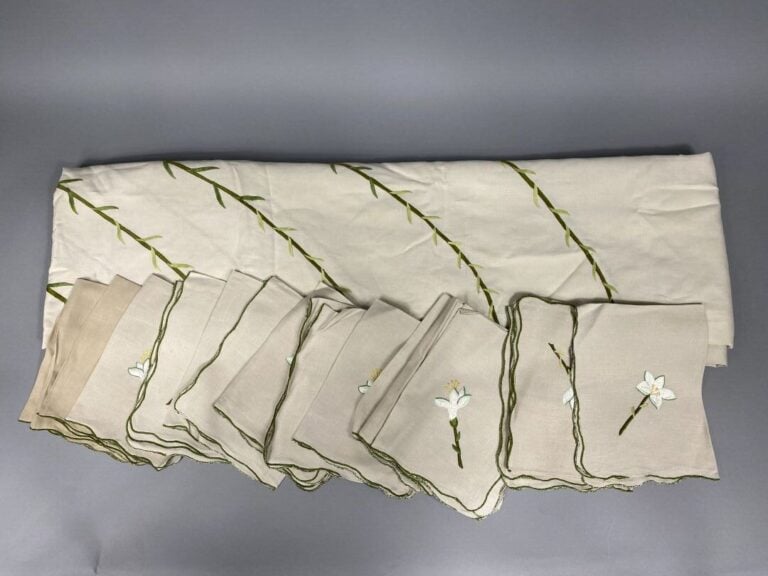 Grande nappe en toile beige brodé de fleurs blanches - 85 x 225 cm - On joint 1…