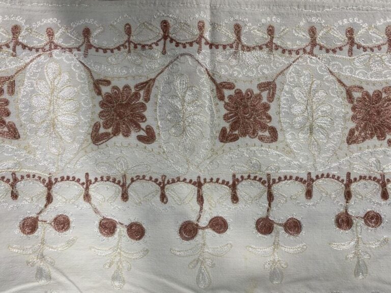 Grande nappe en toile blanche dite de Damas dans les tons ocre et rose poudré à…