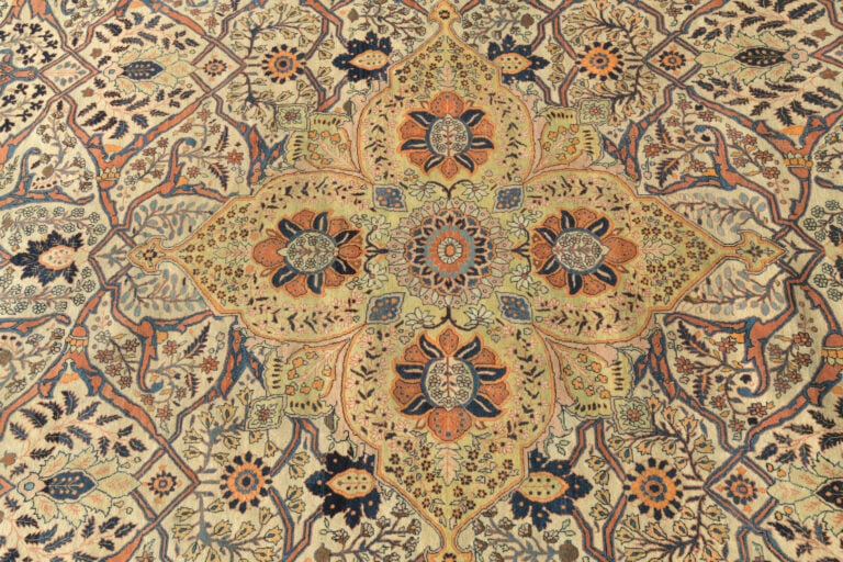 HEREKE - Grand tapis en soie à décor de médaillon central sur fond bleu - 475 x…