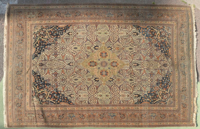 HEREKE - Grand tapis en soie à décor de médaillon central sur fond bleu - 475 x…