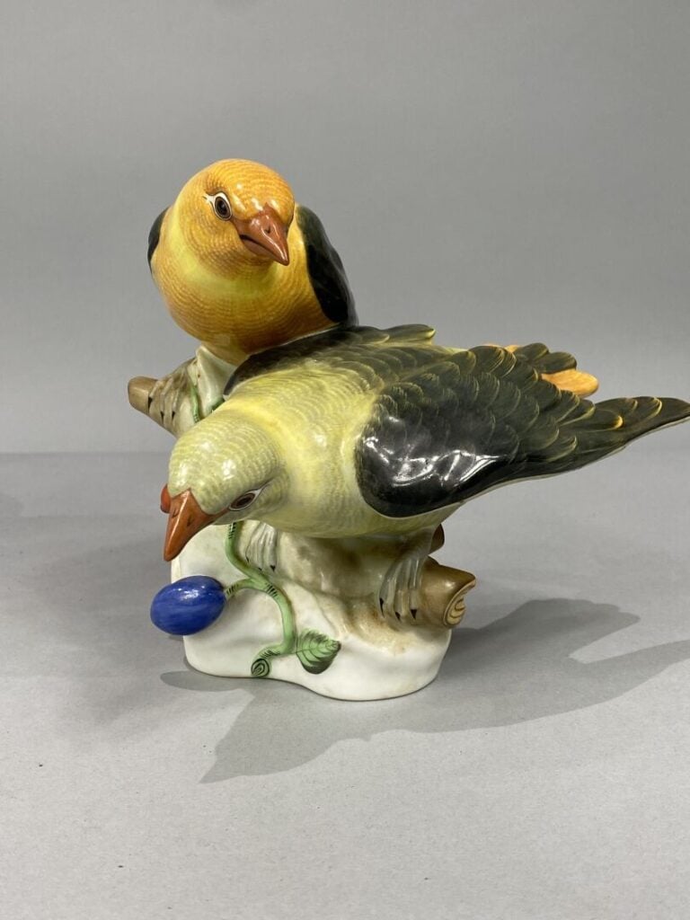 HEREND Hongrie - Groupe en porcelaine polychrome représentant un couple de vola…