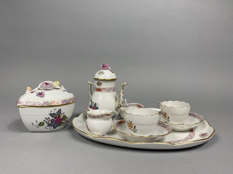 HEREND Hongrie - Service à café tête-à-tête en porcelaine émaillée polychrome à…