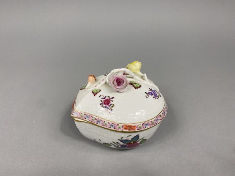 HEREND Hongrie - Service à café tête-à-tête en porcelaine émaillée polychrome à…