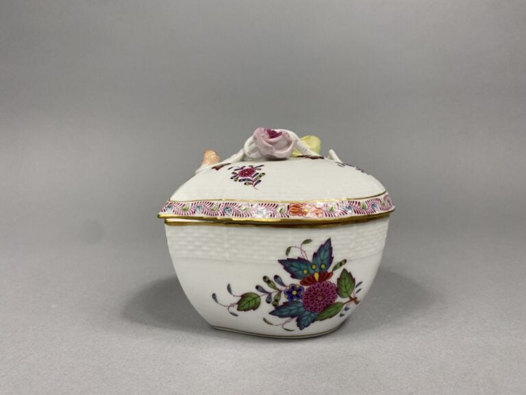 HEREND Hongrie - Service à café tête-à-tête en porcelaine émaillée polychrome à…