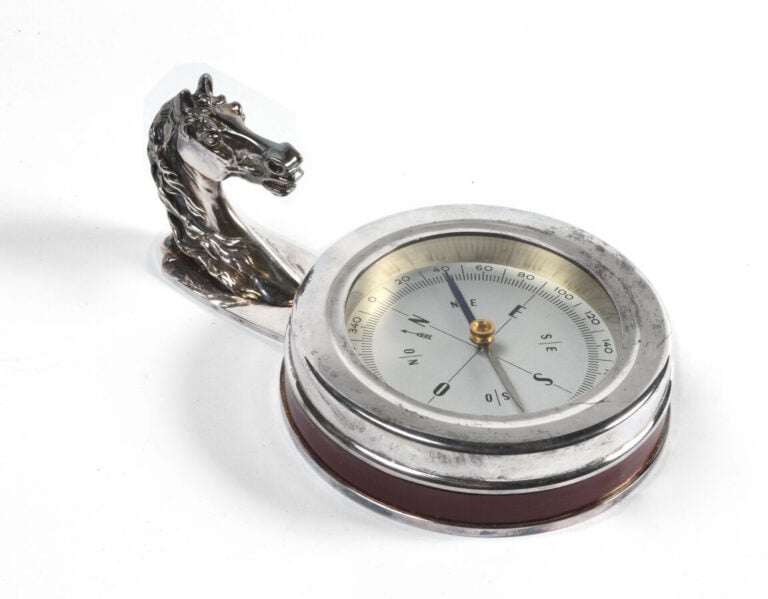 HERMES, Boussole tête de cheval métal argenté.Circa 1970 (avec sa boite)