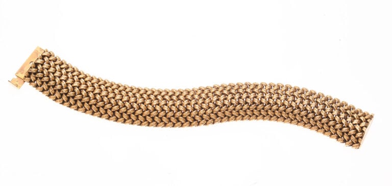 Important bracelet ruban en or 18 carats (750 0/00) à maille tressée. - Travail…