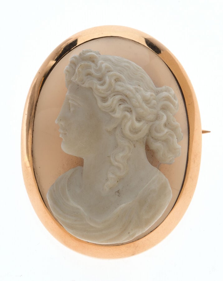 Important camée en agate figurant une femme à l'antique dans une monture en or…