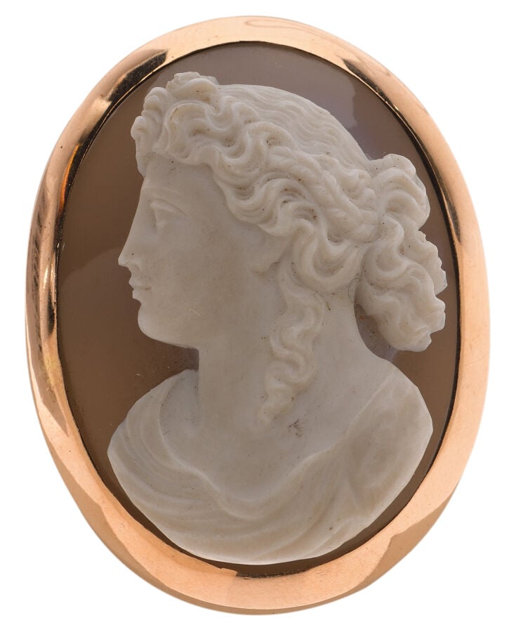 Important camée en agate figurant une femme à l'antique dans une monture en or…