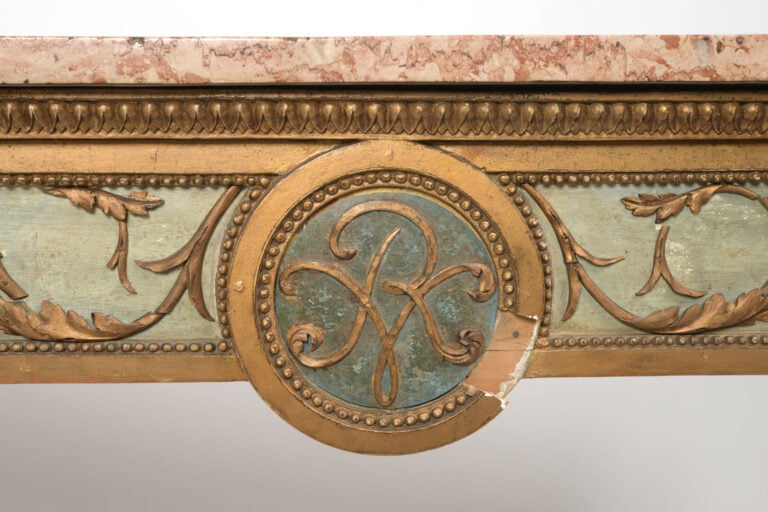 Importante console rectangulaire en bois mouluré, sculpté, doré et laqué vert,…