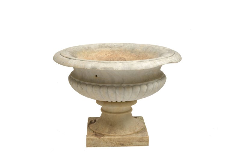 Importante paire de vasques de jardin en marbre sculpté, le corps orné de godro…