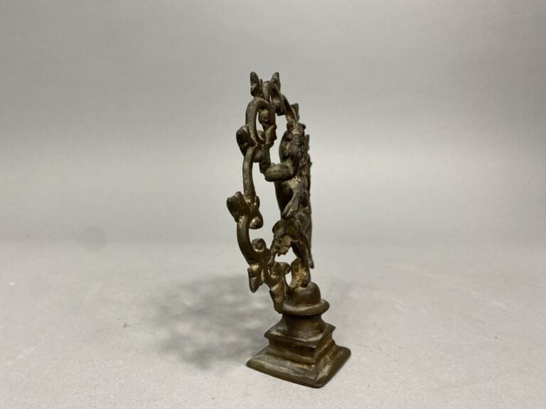 Inde, XXe siècle - Sujet en alliage représentant Shiva nataraja dansant entouré…