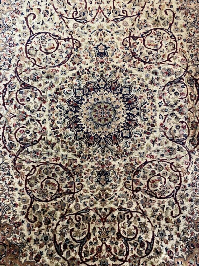 Iran - Grand tapis de forme rectangulaire, dans le style Naïm, à riche décor de…