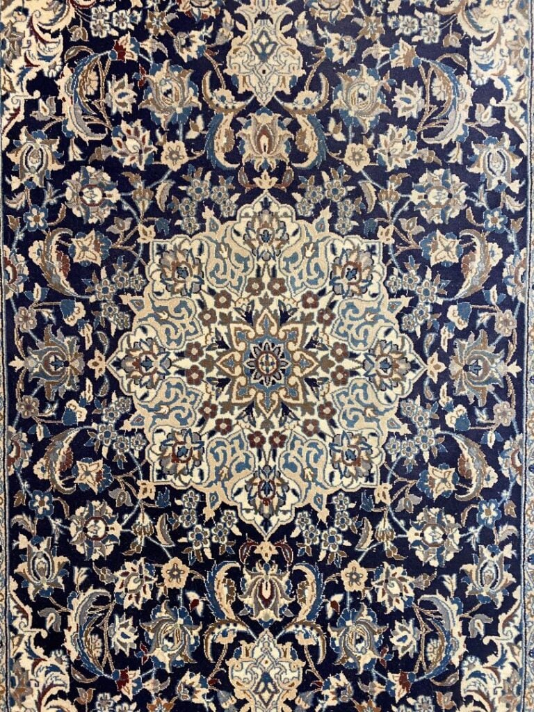 Iran - Tapis en laine de forme rectangulaire, dans le style Naïm, à décor d'un…