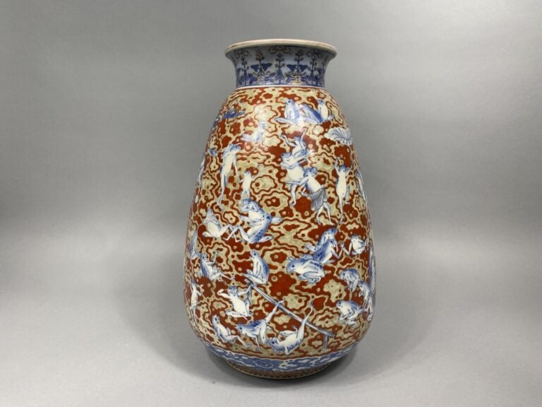 Japon, Arita - Important vase en porcelaine émaillée polychrome représentant de…