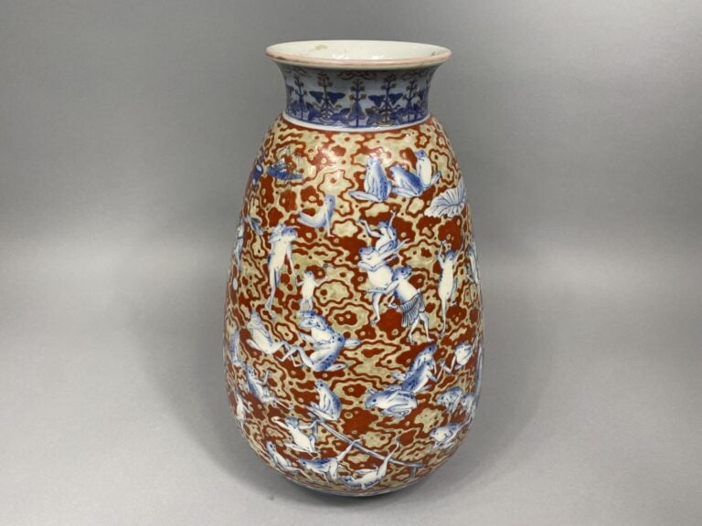 Japon, Arita - Important vase en porcelaine émaillée polychrome représentant de…
